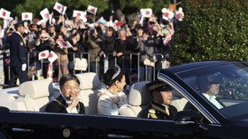Warga Jepang Mulai Berkumpul Jelang Parade Kaisar Naruhito