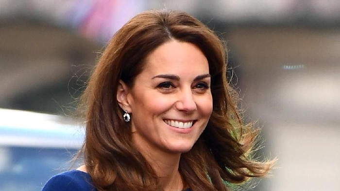 Para Selebriti Ini Pernah Kenakan Busana yang Sama dengan Kate Middleton, Termasuk Kim Kardashian! Para Selebriti Ini Pernah Kenakan Busana yang Sama dengan Kate Middleton, Termasuk Kim Kardashian!
