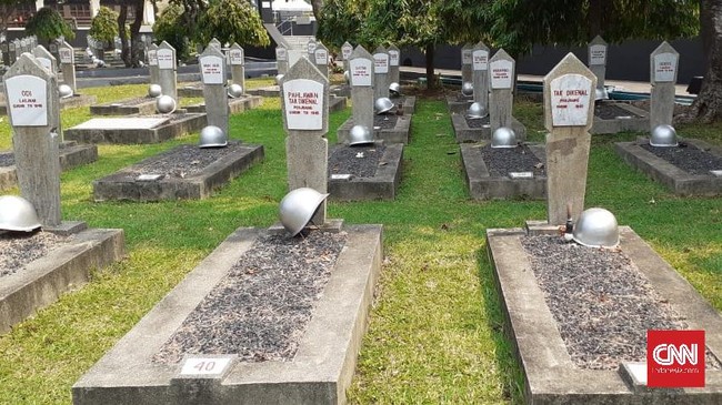 Meski banyak orang berziarah di peringatan Hari Pahlawan, pusara pahlawan tak dikenal tetap sepi. Tiada bunga dan wewangian untuk mereka.