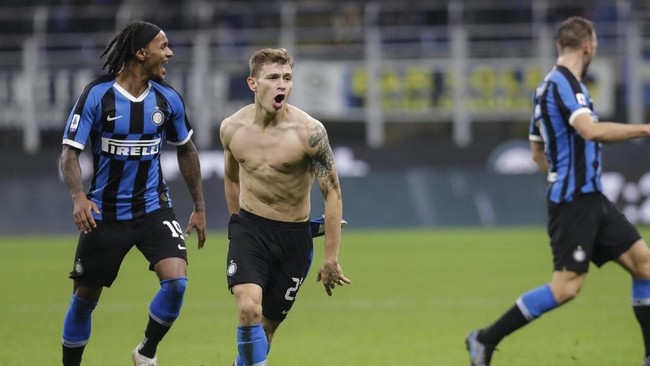 Inter Milan menang dramatis atas Hellas Verona 2-1 pada laga lanjutan Liga Italia Serie A 2019/2020 dan meraih puncak klasemen menggusur Juventus.