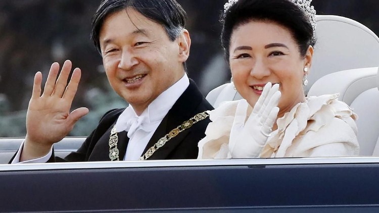 Momen Kaisar Jepang Sapa Warga dari Toyota Century Kaisar Jepang yang baru, Naruhito dan istrinya Permaisuri Masako ikut parade di pusat kota Tokyo pada Minggu, (10/11/2019).