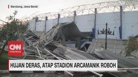 VIDEO: Hujan Deras, Atap Stadion Arcamanik Roboh