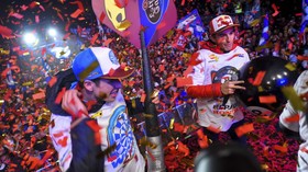 FOTO: Marquez Bersaudara Pesta Gelar MotoGP di Cervera