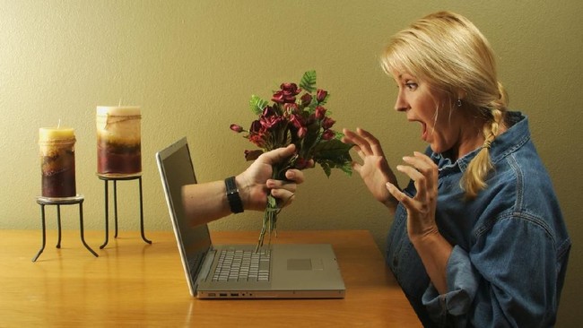 Facebook mengumumkan pihaknya akan menunda peluncuran aplikasi kencan online mirip Tinder yang rencananya diluncurkan di Hari Valentine.