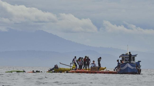 Participants are seen on a platform during the Sabang International Freediving Competition off the coast of Weh island, Aceh province on November 7, 2019. (Photo by CHAIDEER MAHYUDDIN / AFP)