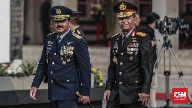 Bandara Mozes Kilangin Timika ditutup sementara selama dua jam karena digunakan untuk latihan penerjunan TNI. Panglima TNI dan Kapolri memantau latihan itu.