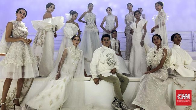 Karakteristik Taman Eden yang indah diterjemahkan desainer Danny Satriadi dalam bentuk motif, boedir, dan detail lainnya pada koleksi couture teranyarnya.