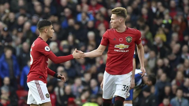 Manchester United unggul 2-0 atas Brighton & Hove Albion pada babak pertama Liga Inggris 2019/2020 pekan 12 di Stadion Old Tafford, Minggu (10/11).