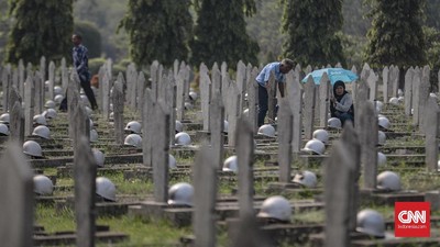 Pemakaman terpidana kasus korupsi yang merupakan mantan Wali Kota Batu, Jawa Timur, Eddy Rumpoko di TMP Suropati, Kota Batu, menjadi sorotan KPK.