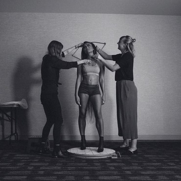 Pose Seksi Agnez Mo Saat Diukur untuk Patung Madame Tussauds