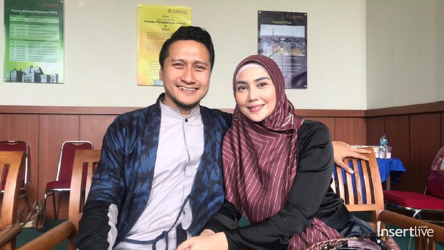 Pasangan Fenita Arie dan Arie Untung Ajarkan Ilmu Agama ke Anak-Anaknya