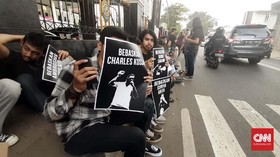Demo Mahasiswa Warnai Sidang Aktivis Papua Surya Anta