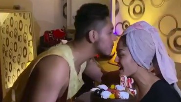 img-title Tak Sempat Pakai Baju, Siti Badriah Kaget Dapat Kejutan Ulang Tahun