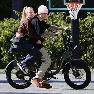 Layaknya Tom Cruise di Film Top Gun, Justin Bieber Ajak Istri Keliling Naik Sepeda