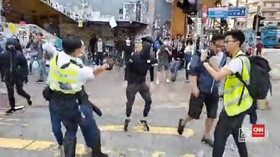 VIDEO: Detik-detik Polisi Hong Kong Tembak Dada Pedemo