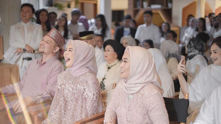 Resmi Dilamar Kekasih, Ini Potret Tunangan Kesha Ratuliu Kesha Ratuliu resmi dilamar sang kekasih, Adhi Permana pada Sabtu (9/11). Yuk, intip potret manisnya saat bertunangan.