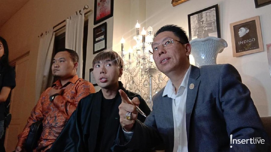 Roy Kiyoshi Buka Suara, Benarkah 'R' yang Dimaksud Ruben Onsu? Roy Kiyoshi dengan tegas membantah bahwa inisial R yang disebut punya pesugihan bukanlah Ruben Onsu.