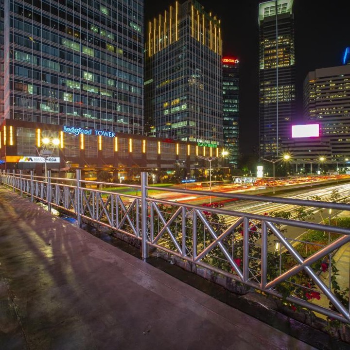 Inilah pemandangan Kota Jakarta malam hari dilihat dari JPO tanpa atap di Sudirman. (Foto: Instagram @kunta.wijaya)