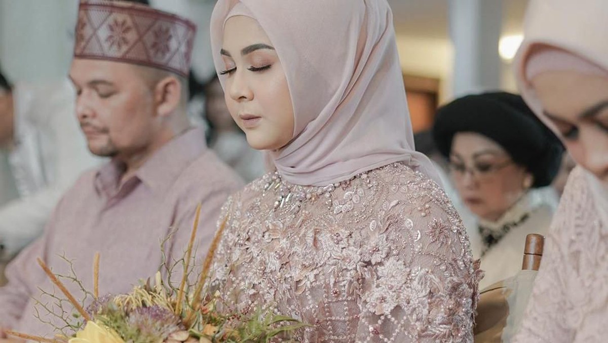 Kesha Ratuliu resmi dilamar sang kekasih&comma; Adhi Permana pada Sabtu &lpar;9&sol;11&rpar;&period; Yuk&comma; intip potret manisnya saat bertunangan&period;