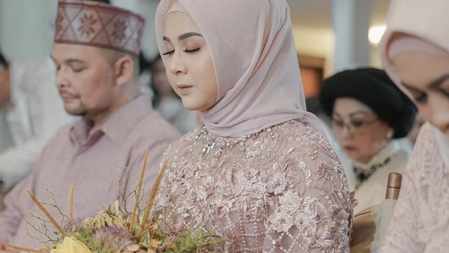 Berhijab ternyata salah satu syarat dari kekasih Kesha Ratuliu gara mau dinikahi.