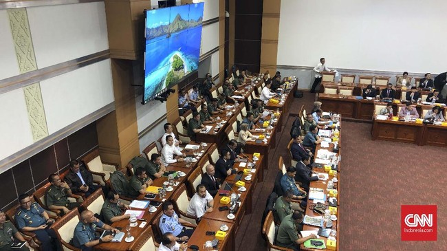 Anggota Komisi I DPR Syaifullah Tamliha menyebut utang asing untuk alutsista akan cair bertahap, tahun ini sebesar US$12 miliar.