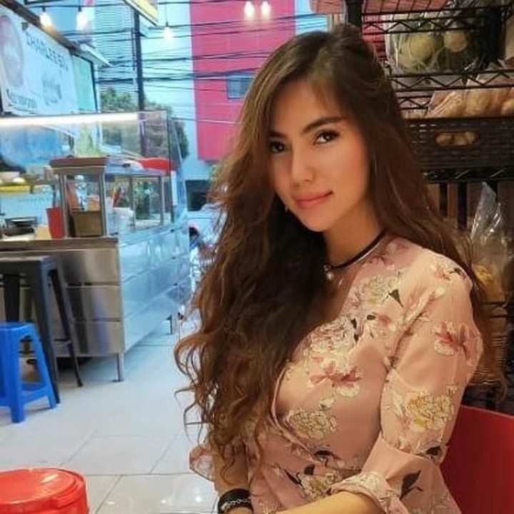 Meski sudah punya dua anak, tubuh Lina tetap langsing ya. Kira-kira apa ya rahasianya? (Foto: Instagram @lina_kartika09)