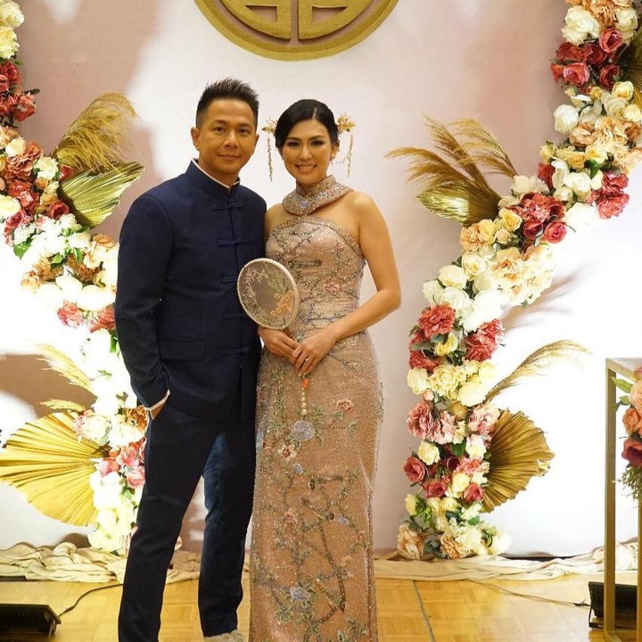 <p>Delon resmi mempersunting Aida Chandra pada Jumat (8/11/2019) lalu. Aida adalah kontraktor yang kini menjabat sebagai Managing Director PT. Enviture Mulia Persada dan PT Envidesign Studio. (Foto: Instagram @aimutz)</p>