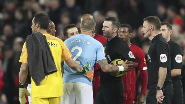 Tercatat sedikitnya ada empat kontroversi saat Liverpool mengalahkan Manchester City dengan skor 3-1 pada laga Liga Inggris, Minggu (9/11).