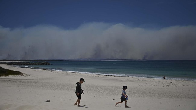 Kabut asap akibat kebakaran hutan dan lahan menyelimuti Sydney hingga mengganggu aktivitas warga, termasuk pembatalan jadwal perjalanan kapal feri.