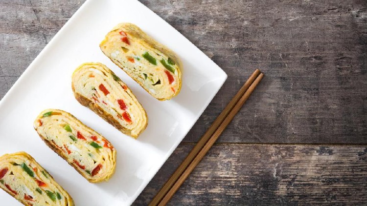 Gyeran-mari adalah rolled omelette khas Korea yang mudah dibuat.