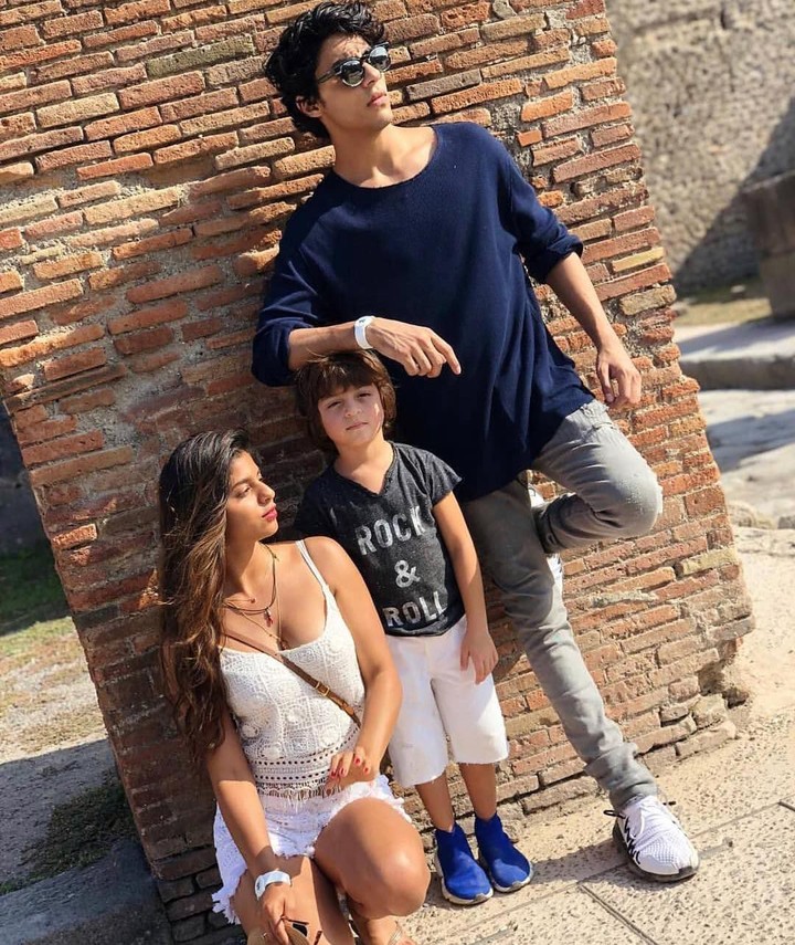 7 Potret Cantik & Tampan Ketiga Anak Shah Rukh Khan - 5