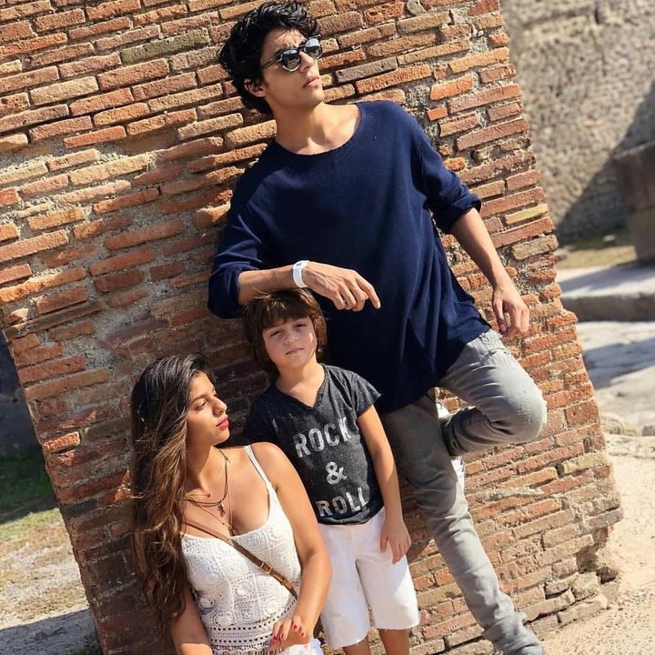<p> Ketiga anak Shah Rukh Khan ini kompak banget, Bun. (Foto: Instagram @gaurikhan)</p>