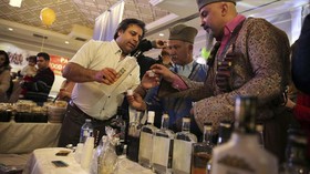 FOTO: Mencecap Alkohol Persia yang Melegenda