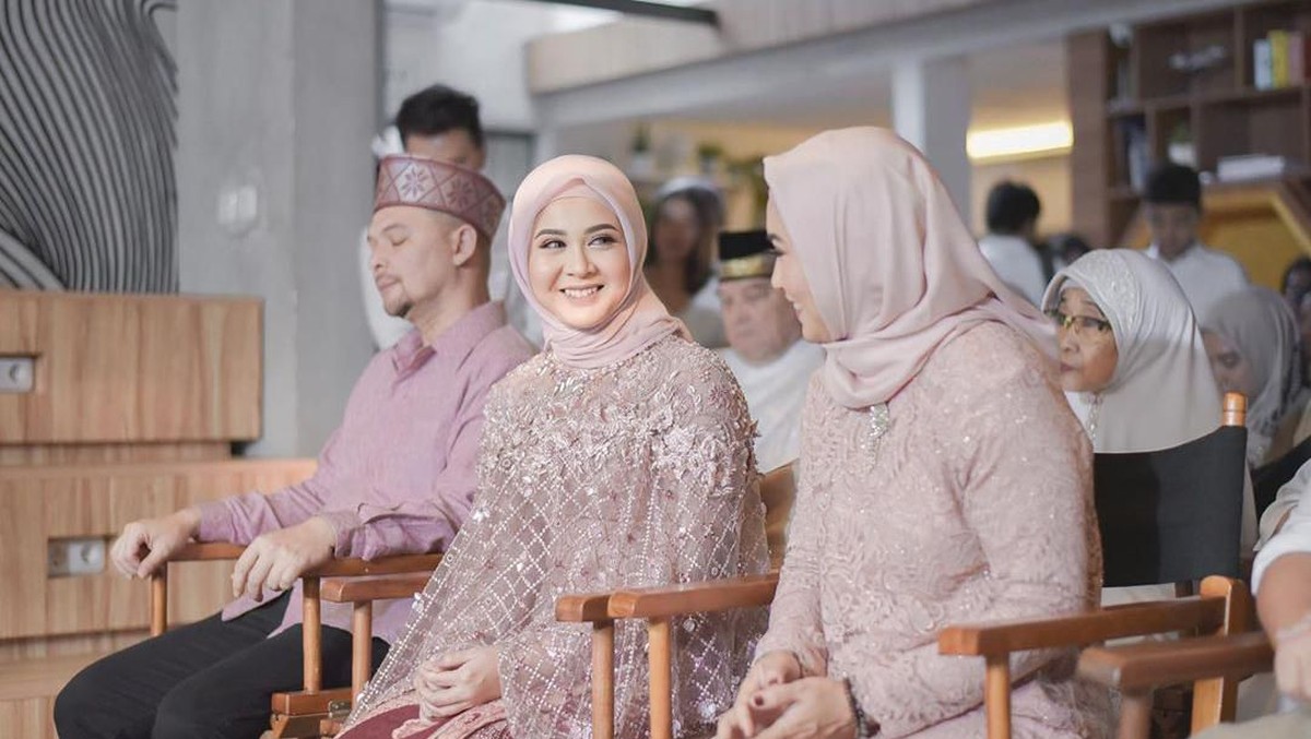 Kesha Ratuliu resmi dilamar sang kekasih&comma; Adhi Permana pada Sabtu &lpar;9&sol;11&rpar;&period; Yuk&comma; intip potret manisnya saat bertunangan&period;