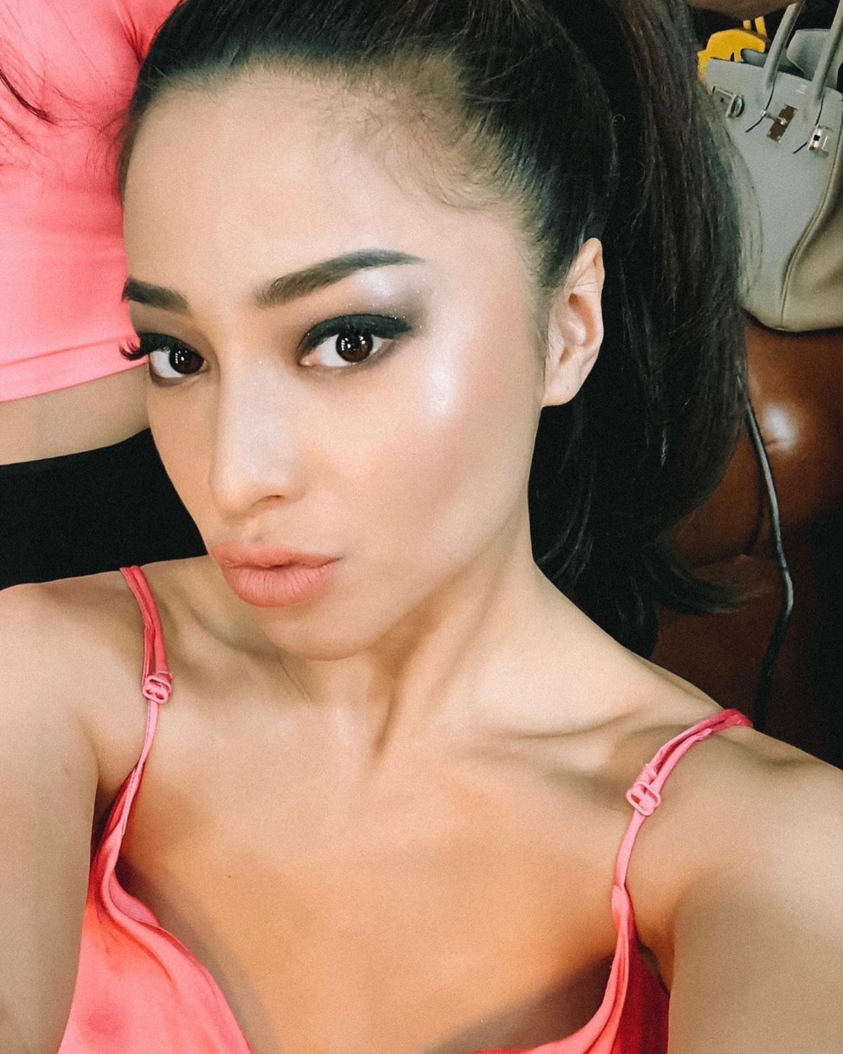 Nikita Willy kerap memamerkan bentuk tubuhnya yang seksi&period; Mulai dari menggunakan busana yang mini hingga tak memakai bra&period; Simak foto seksinya berikut ini&period;