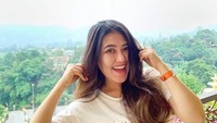 <p>Sedangkan pada bulan September lalu, saat akan manggung di Sanur, Bali, penyanyi 28 tahun ini tampil dengan wajah polos tanpa sentuhan makeup. (Foto: Instagram @viavallen)</p>