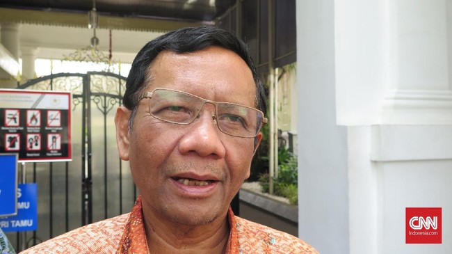 BEM UI menyebut sikap Mahfud saat menerima dokumen Papua di Kampus UI, berbeda dengan sikapnya saat di luar Kampus UI yang mengkritik dokumen tersebut.