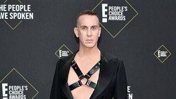 img-title Jeremy Scott Undur Diri dari Moschino Setelah 10 Tahun Berkarya