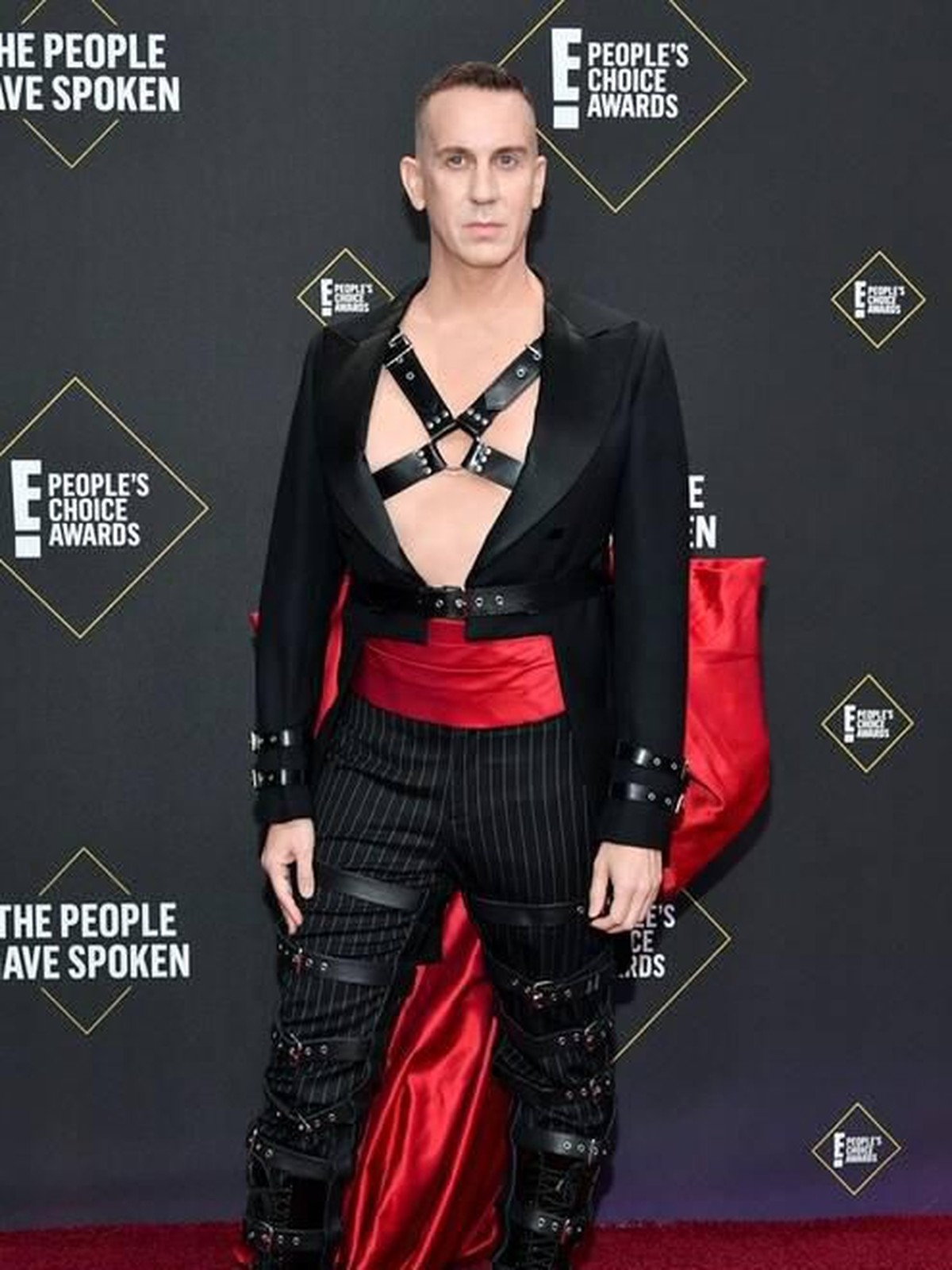 Deretan busana terburuk di red carpet People's Choice Awards 2019&comma; yang digelar di Barker Hanger&comma; Santa Monica&comma; California pada Senin &lpar;11&sol;11&rpar;&period;