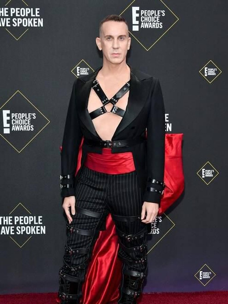 6 Busana Terburuk di People's Choice Award 2019 Deretan busana terburuk di red carpet People's Choice Awards 2019, yang digelar di Barker Hanger, Santa Monica, California pada Senin (11/11).