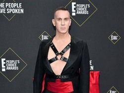 Jeremy Scott Undur Diri dari Moschino Setelah 10 Tahun Berkarya