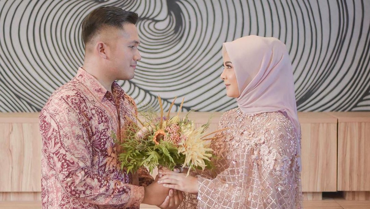 Kesha Ratuliu resmi dilamar sang kekasih&comma; Adhi Permana pada Sabtu &lpar;9&sol;11&rpar;&period; Yuk&comma; intip potret manisnya saat bertunangan&period;