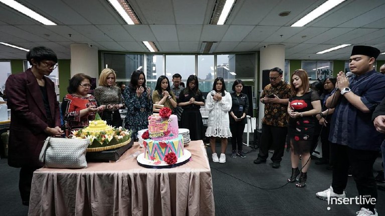Program andalan Trans TV yang dipandu Feni Rose, Rumpi No Secret resmi berusia 5 tahun. Intip keseruan dan kemeriahan acaranya berikut ini ya.