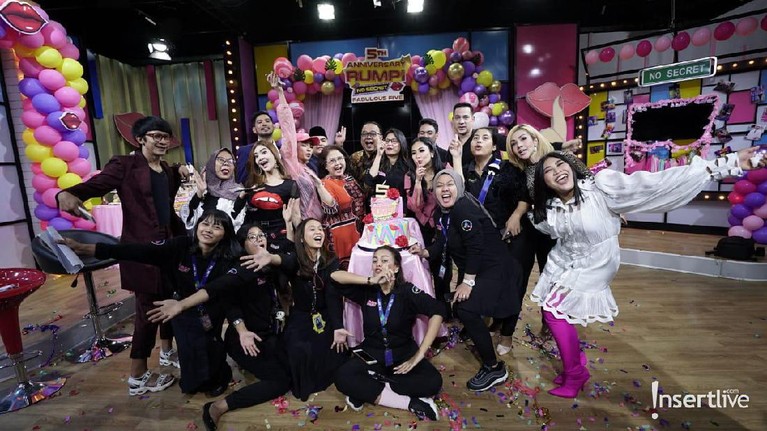 10 Potret Kemeriahan HUT Rumpi No Secret Ke-5 Program andalan Trans TV yang dipandu Feni Rose, Rumpi No Secret resmi berusia 5 tahun. Intip keseruan dan kemeriahan acaranya berikut ini ya.
