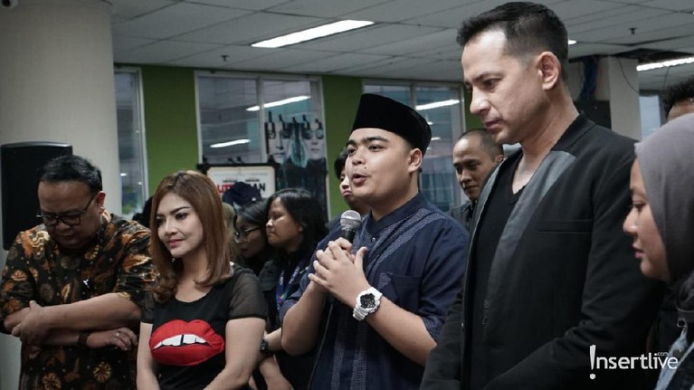 10 Potret Kemeriahan HUT Rumpi No Secret Ke-5 Program andalan Trans TV yang dipandu Feni Rose, Rumpi No Secret resmi berusia 5 tahun. Intip keseruan dan kemeriahan acaranya berikut ini ya.