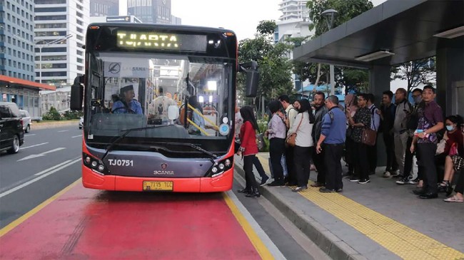 TransJakarta melakukan integrasi layanan bagi para pengguna layanan commuter line yang terdampak oleh rekayasa jalur KRL.