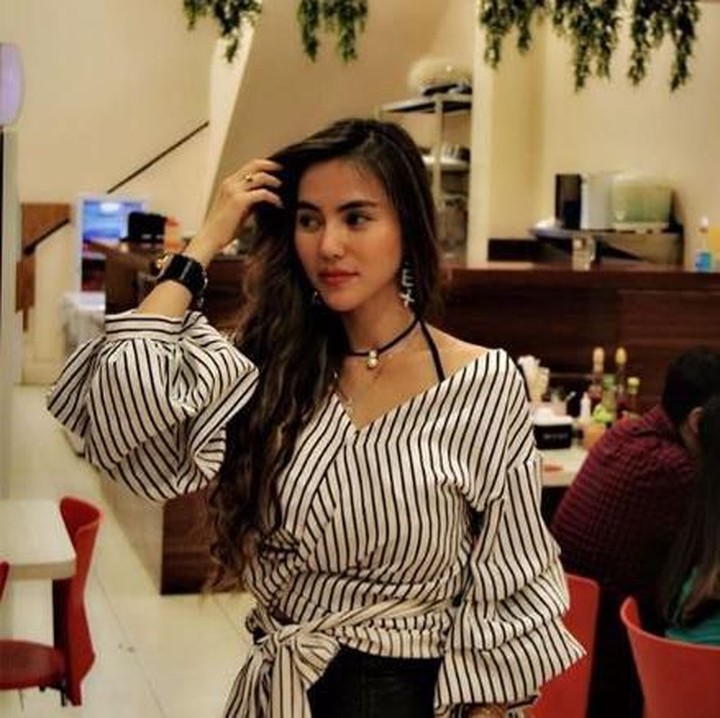Penampilan menarik tidak membuat Lina enggan turun tangan di kedai. Ia kerap turun langsung dalam pembuatan bakmie di kedainya. (Foto: Instagram @lina_kartika09)
