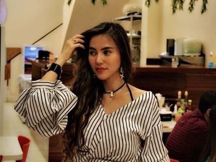 8 Potret Lina Kartika, Penjual Bakmi Cantik yang Mendadak Viral