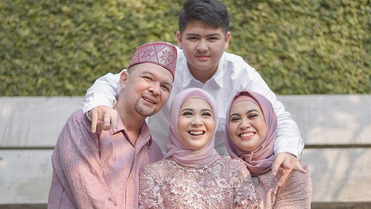 Kesha Ratuliu resmi dilamar sang kekasih&comma; Adhi Permana pada Sabtu &lpar;9&sol;11&rpar;&period; Yuk&comma; intip potret manisnya saat bertunangan&period;