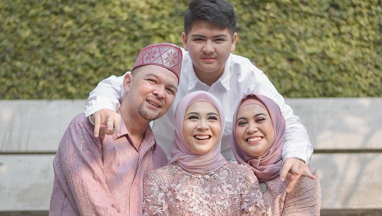 Resmi Dilamar Kekasih, Ini Potret Tunangan Kesha Ratuliu Kesha Ratuliu resmi dilamar sang kekasih, Adhi Permana pada Sabtu (9/11). Yuk, intip potret manisnya saat bertunangan.